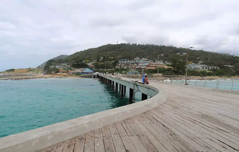Image of the Lorne pier and foreshore with the Lorne Pier Seafood Restaurant in the distance.s