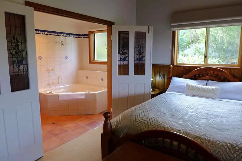 Guest bedroom at Daysy Hill Country Cottages with a spa bath.