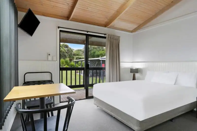 Guest room with a balcony at Great Ocean Studios Port Campbell.