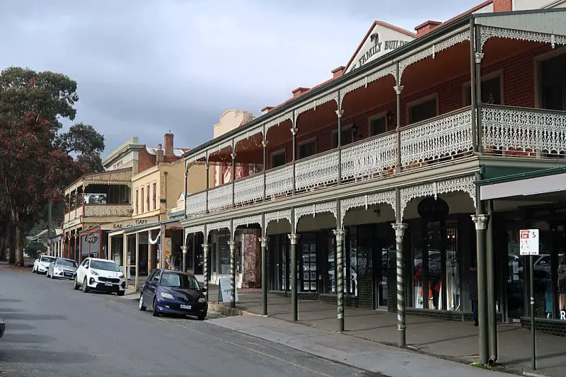 Castlemaine street and hotel on a winter's day.