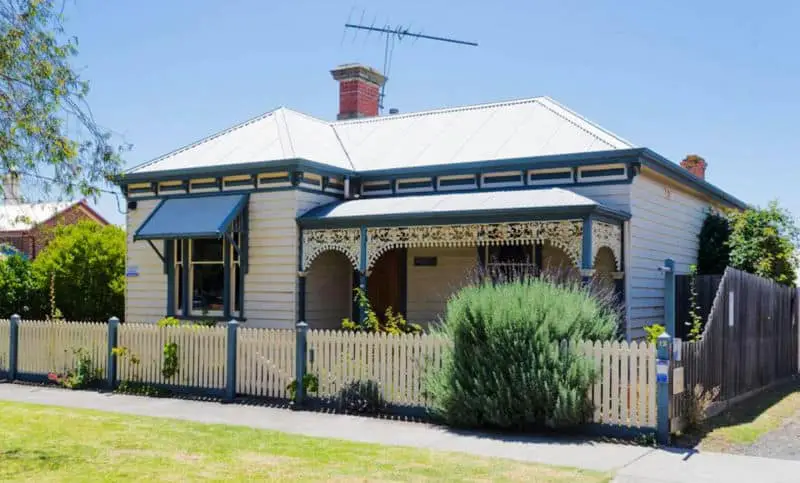 Street view of the cream and green weatherboard Abaleen House. It has a a front verandah, a cream fence with a lavender bush out the front.   