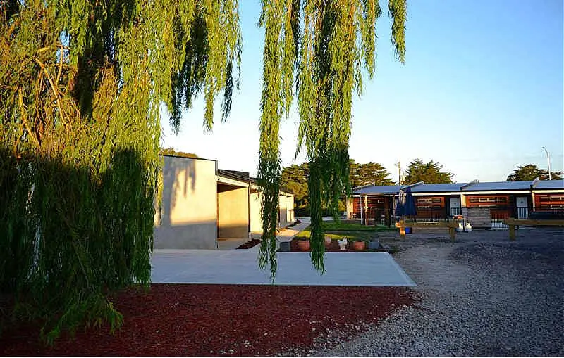 View through hanging tree fronds of the rooms at Lakeview Hideaway motel accommodation on the Bellarine Peninsula.